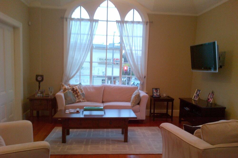 Photo of Livingroom in Lower Pacific Heights