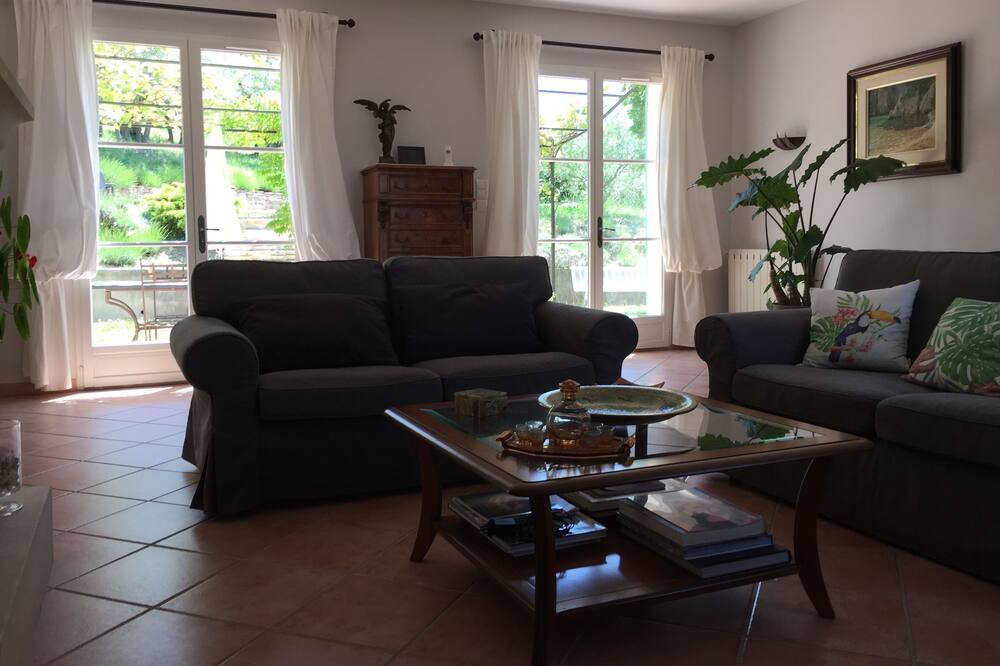 Photo of Livingroom in Bouc-Bel-Air