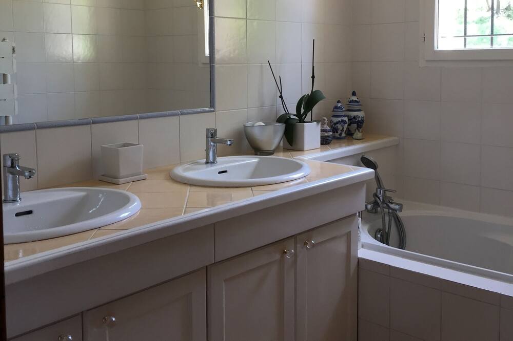 Photo of Bathroom in Bouc-Bel-Air