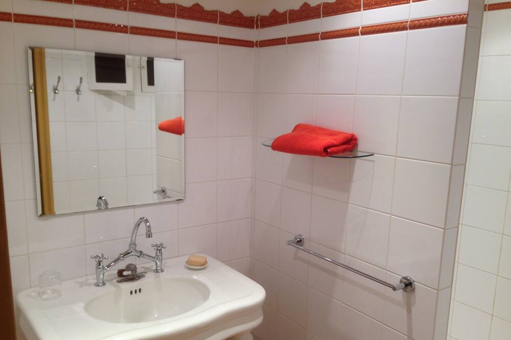 Photo of Bathroom in Villarzel-du-Razes