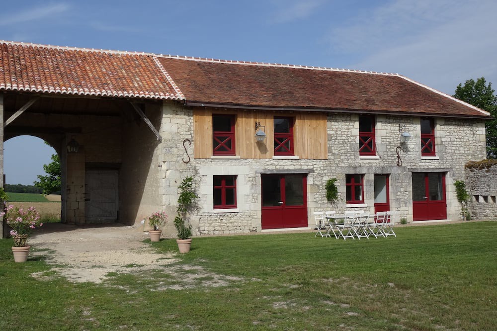 Photo of Outdoor in La Tour-Saint-Gelin