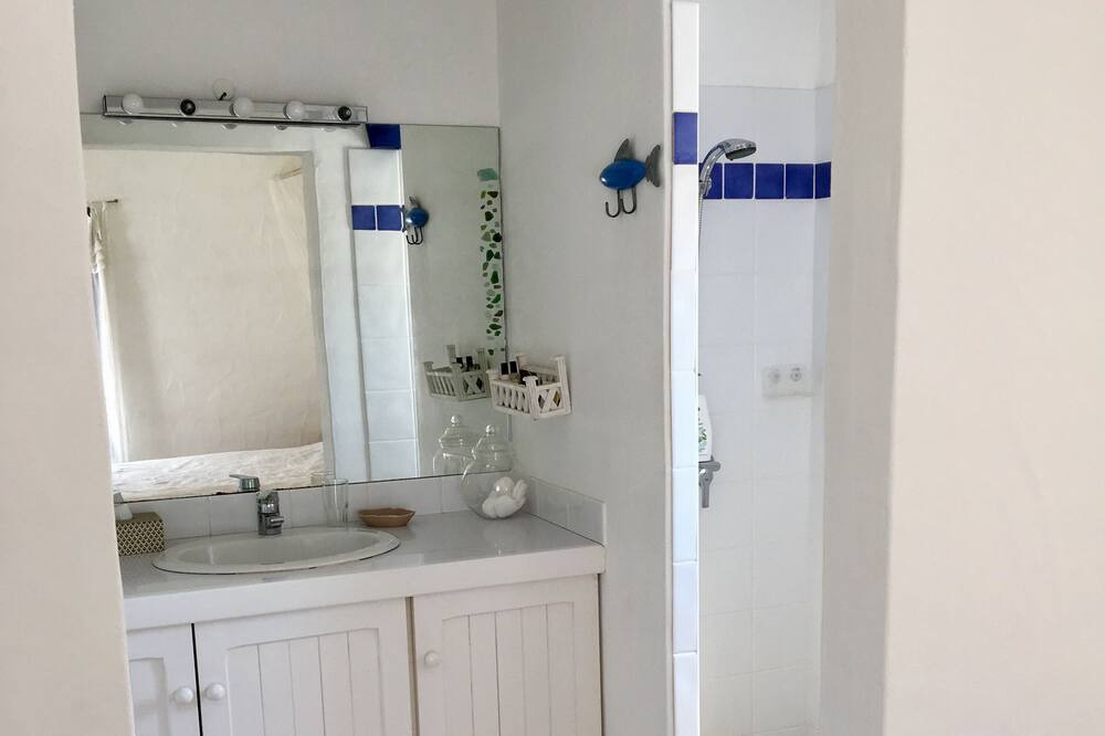 Photo of Bathroom in Barbatre