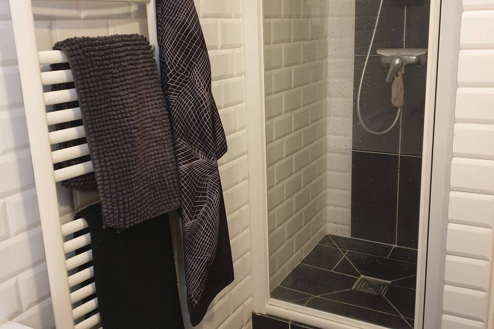 Photo of Bathroom in Ballan-Mire