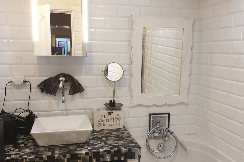 Photo of Bathroom in Ballan-Mire