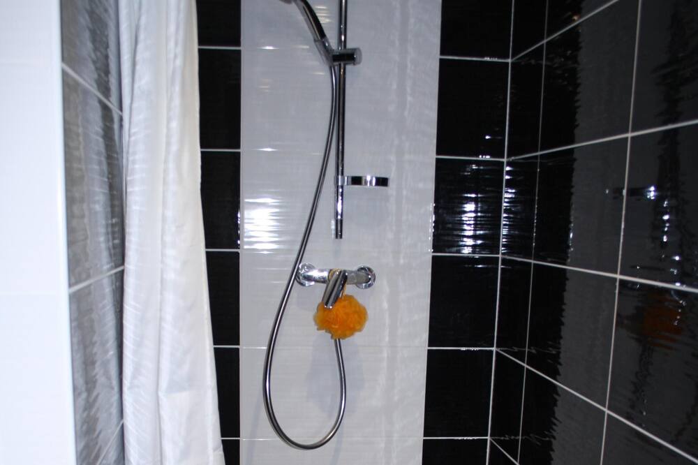 Photo of Bathroom in Rouille