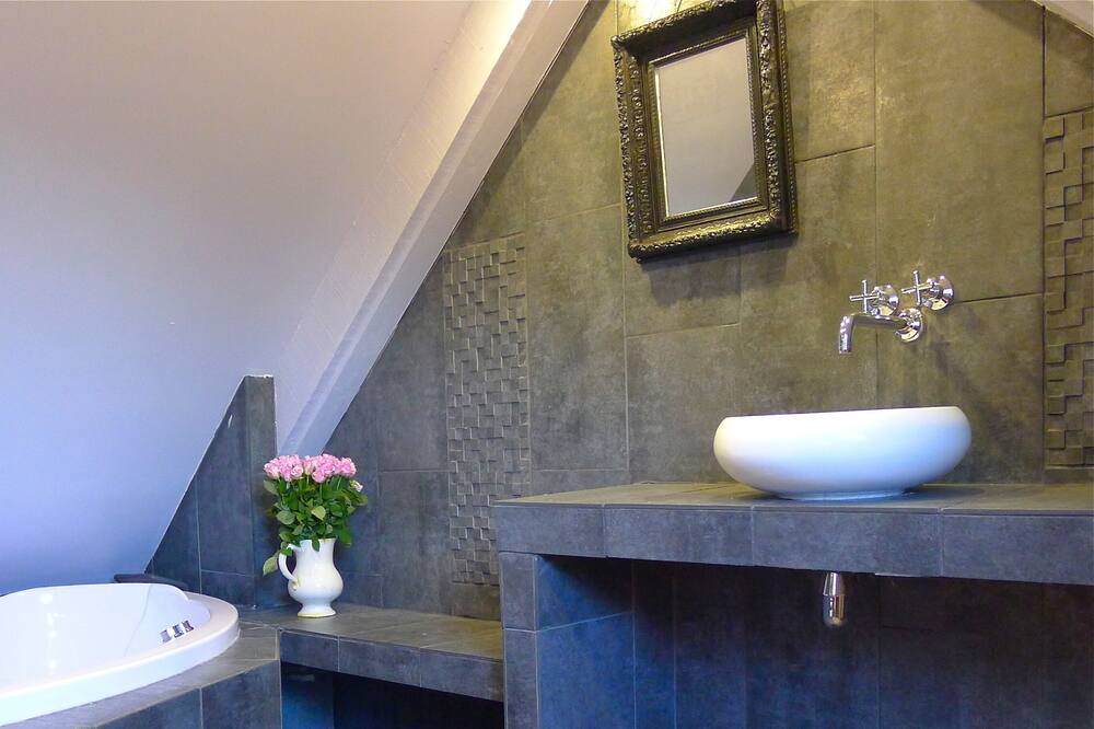 Photo of Bathroom in Miannay