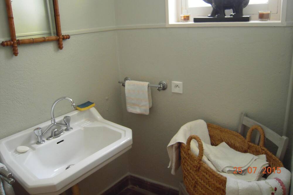 Photo of Bathroom in Aubenas