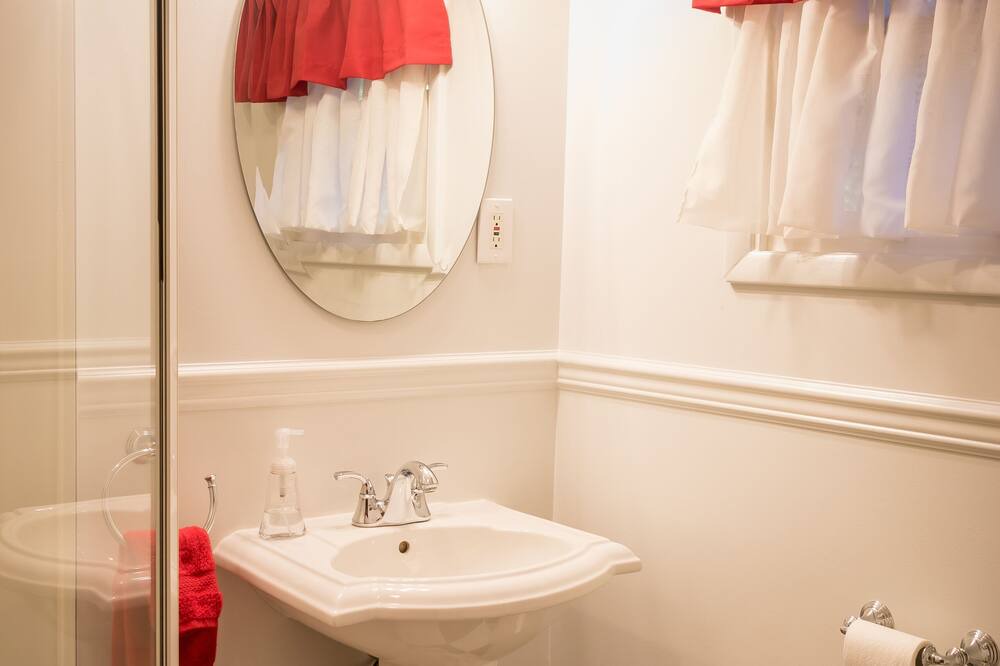 Photo of Bathroom in Lake Morton-Berrydale