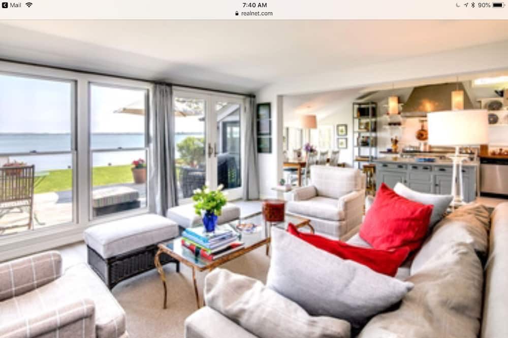 Photo of Livingroom in Noyack