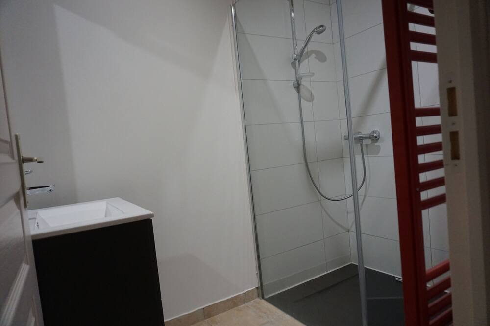 Photo of Bathroom in Camps-Saint-Mathurin-Leobazel