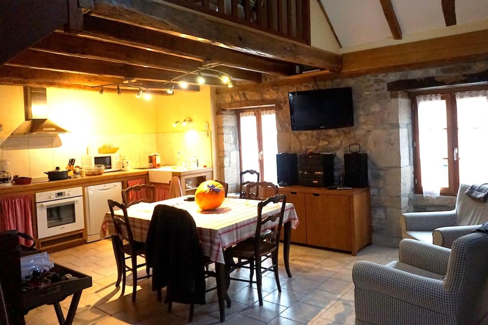 Photo of Livingroom in Camps-Saint-Mathurin-Leobazel