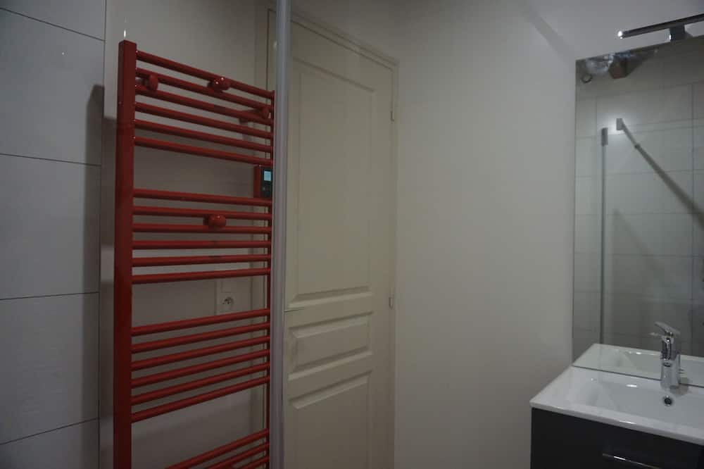 Photo of Bathroom in Camps-Saint-Mathurin-Leobazel