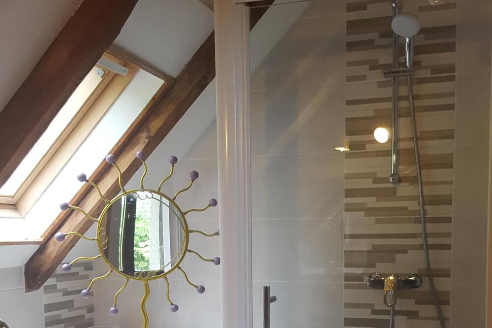 Photo of Bathroom in Campan