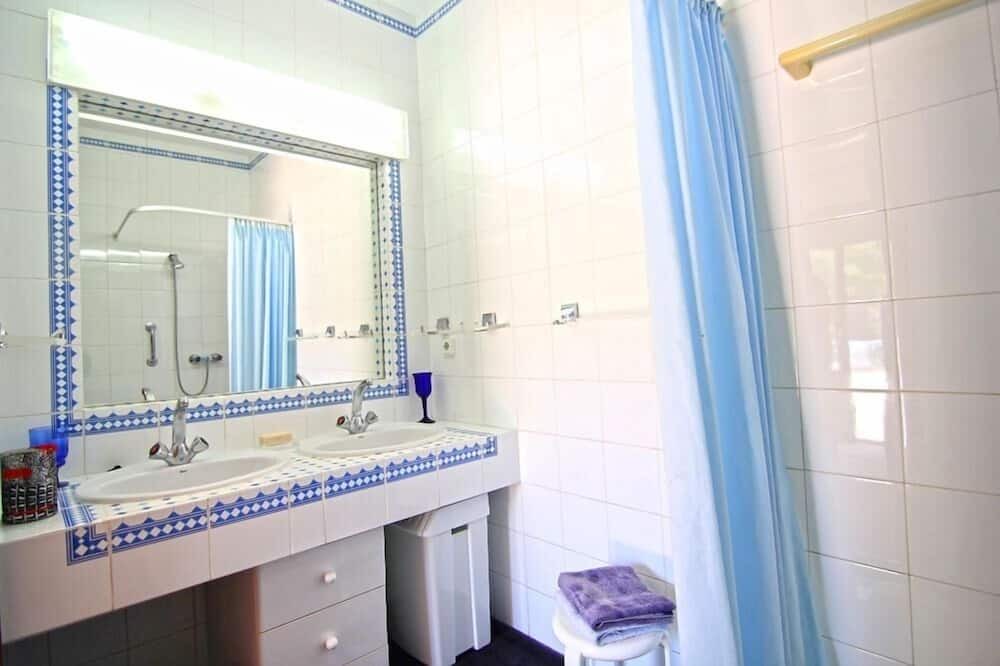 Photo of Bathroom in Benimeit