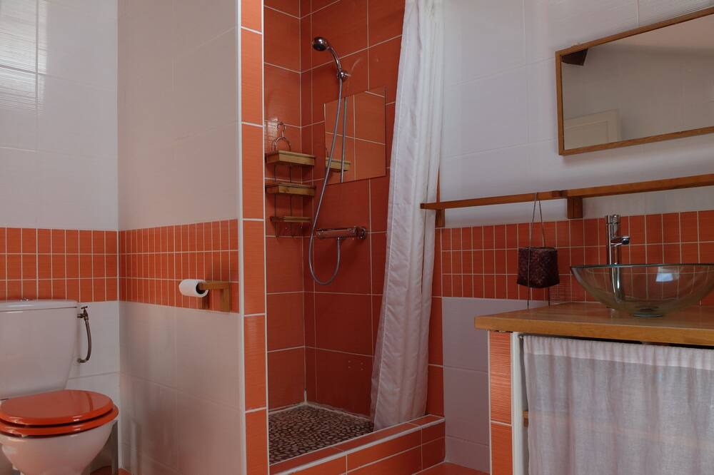 Photo of Bathroom in Boutenac