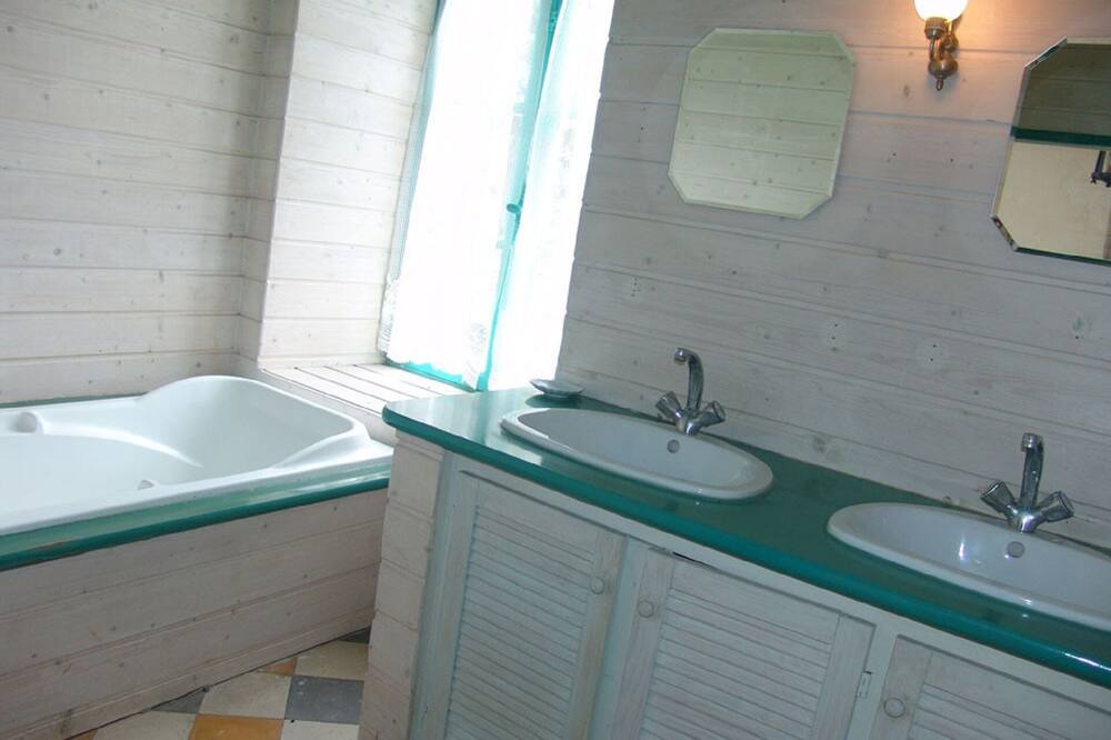 Photo of Bathroom in Landeronde