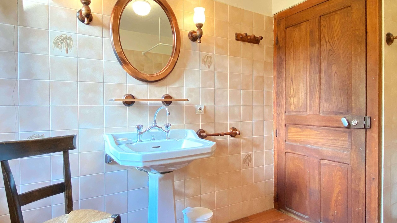 Photo of Others in Issor