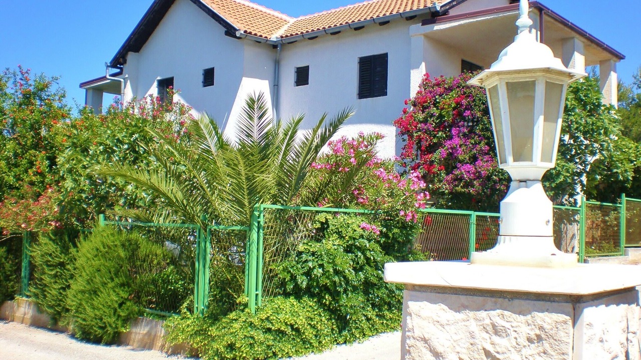 Photo of Buildings in Cove Makarac (Milna)