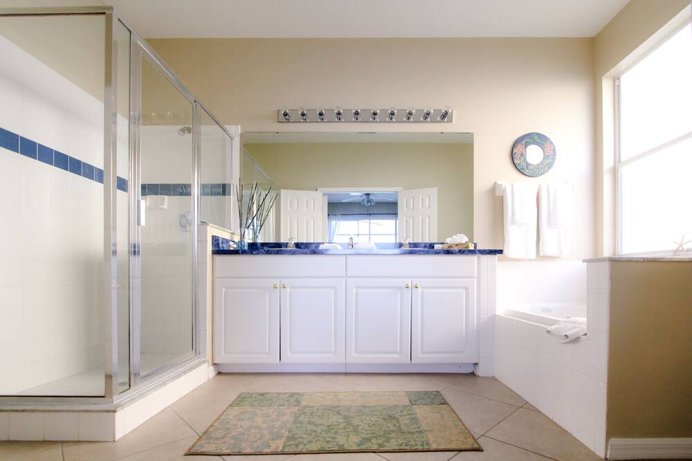 Photo of Bathroom in Sunset Lakes