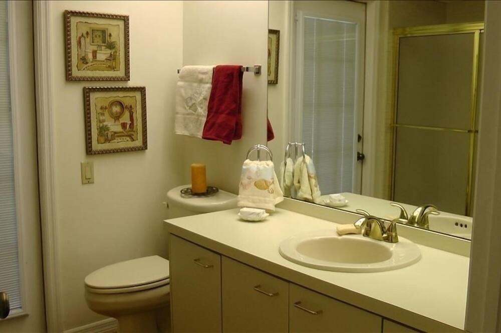 Photo of Bathroom in Landmark Estates