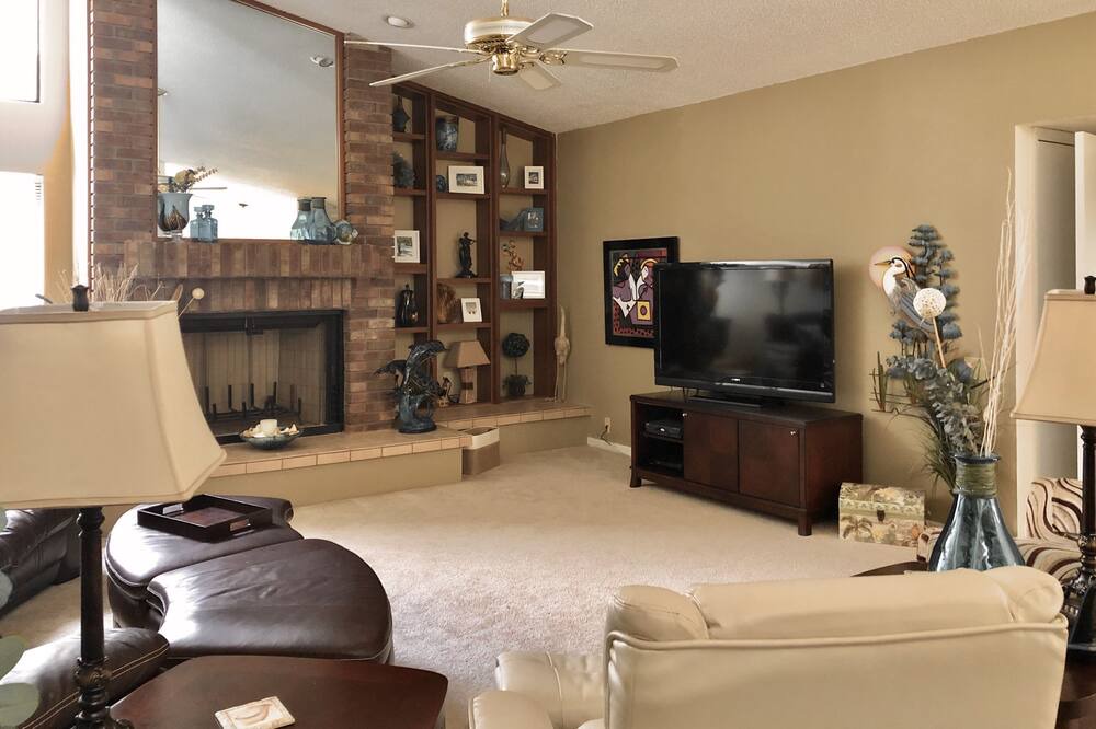 Photo of Livingroom in Landmark Estates