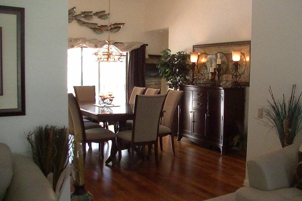 Photo of Livingroom in Landmark Estates