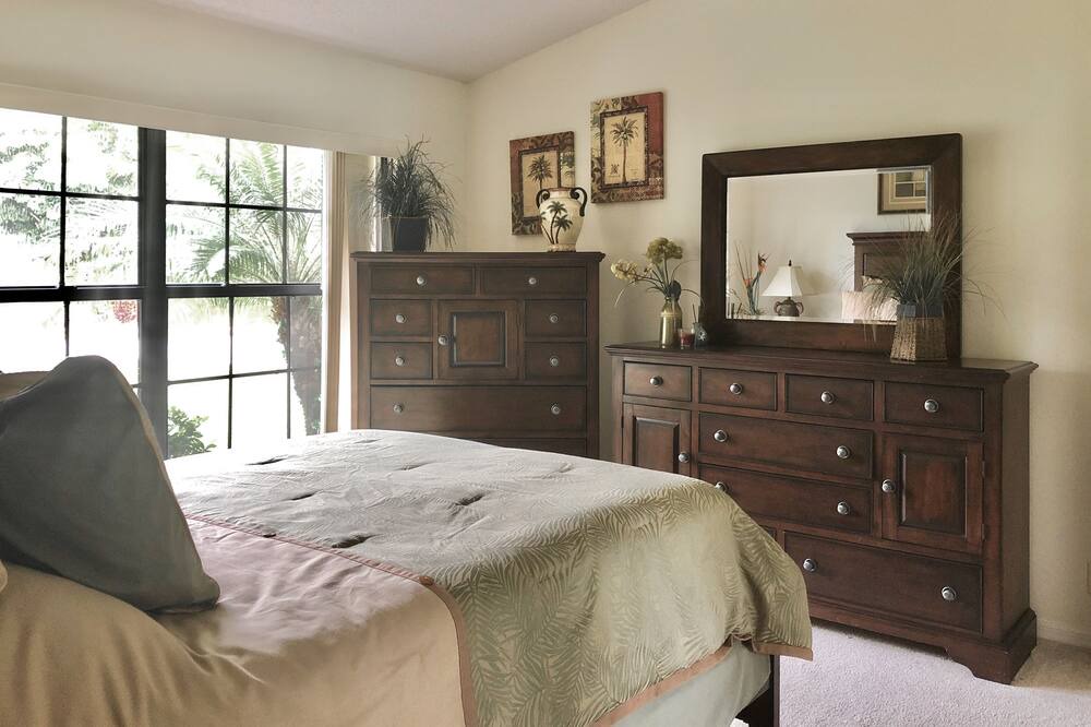 Photo of Bedroom in Landmark Estates