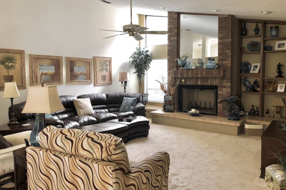 Photo of Livingroom in Landmark Estates