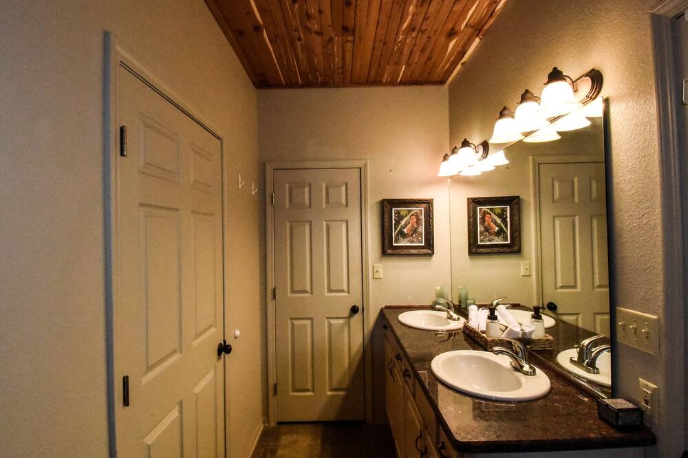 Photo of Bathroom in Camdenton