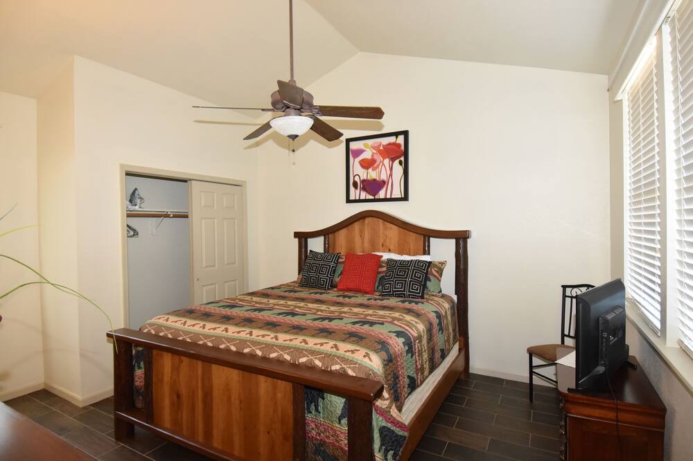 Photo of Bedroom in Camdenton