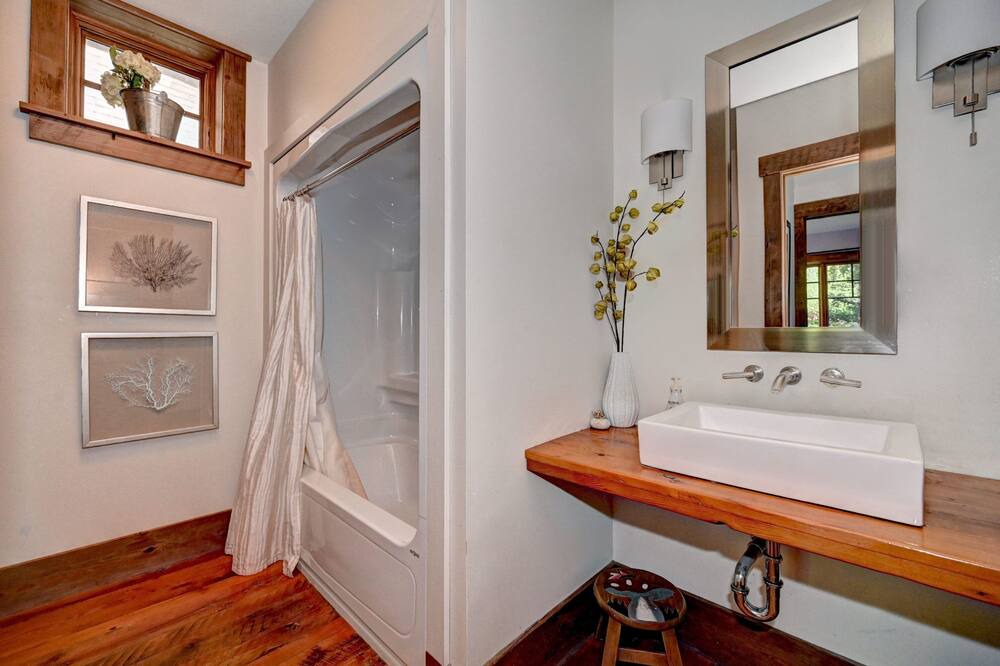 Photo of Bathroom in Grand River South