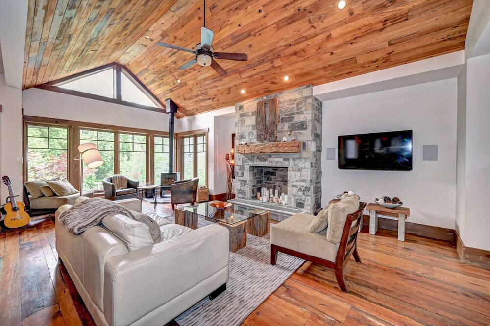 Photo of Livingroom in Grand River South