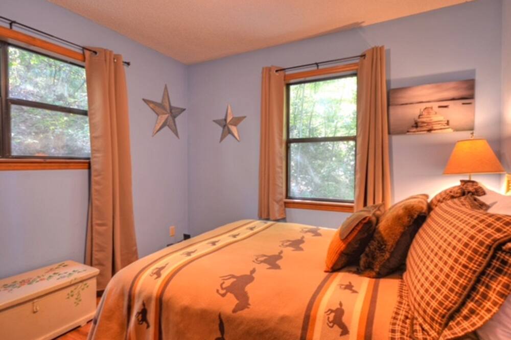 Photo of Bedroom in Robbinsville