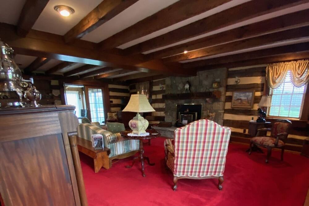 Photo of Livingroom in Flint Hill