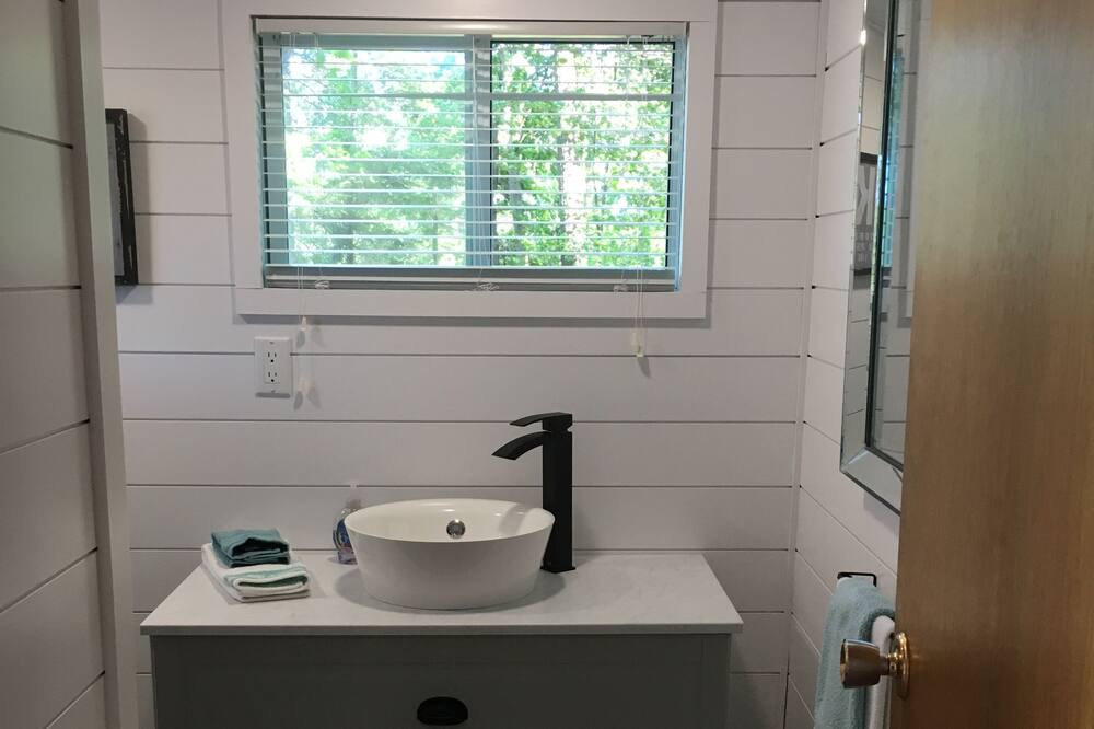 Photo of Bathroom in Byng Inlet