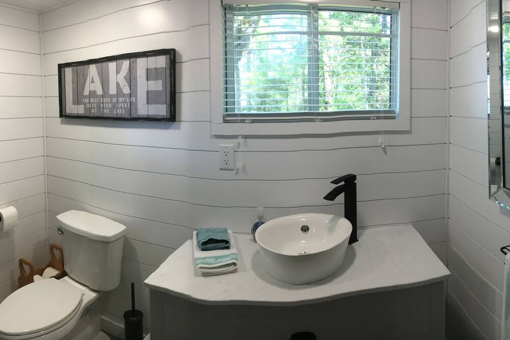 Photo of Bathroom in Byng Inlet