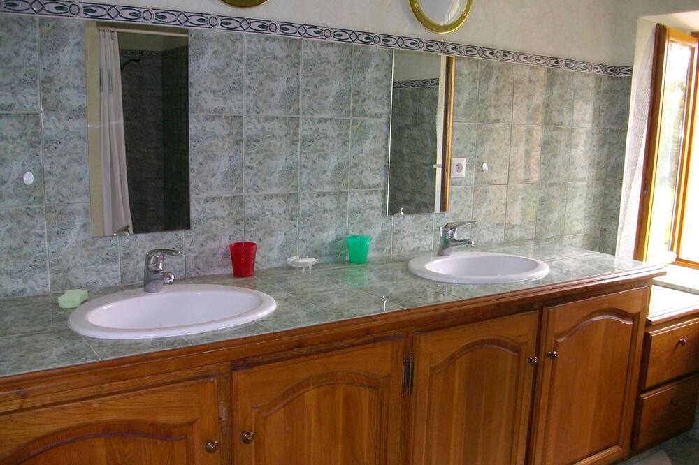Photo of Bathroom in Maurens