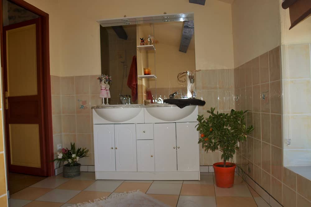 Photo of Bathroom in Paraza