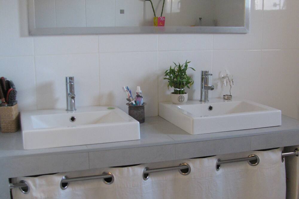 Photo of Bathroom in Cournonsec