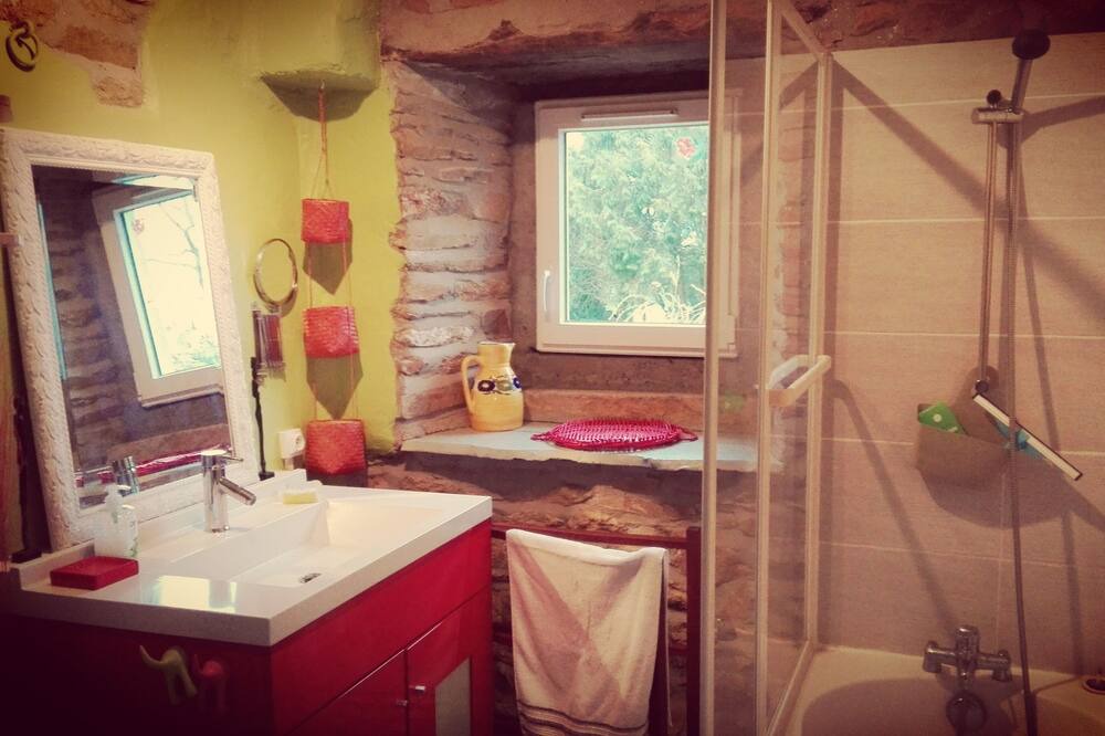 Photo of Bathroom in Plumaudan