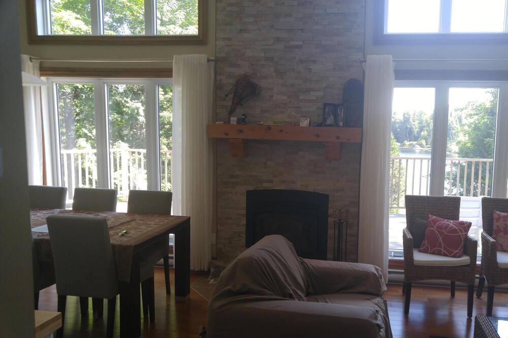 Photo of Livingroom in Wentworth-Nord