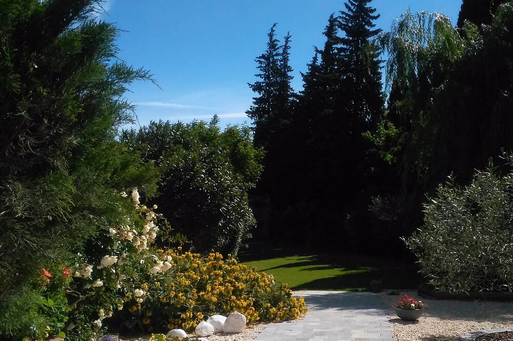 Photo of Outdoor in Saint-Jean-de-Ceyrargues