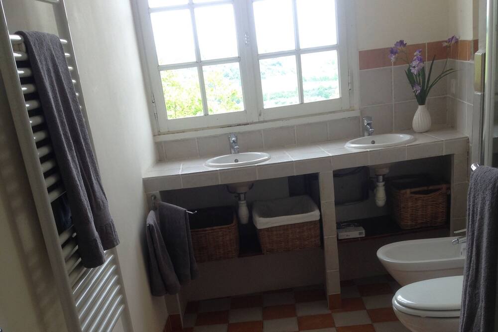 Photo of Bathroom in Saint-Michel-l'Observatoire