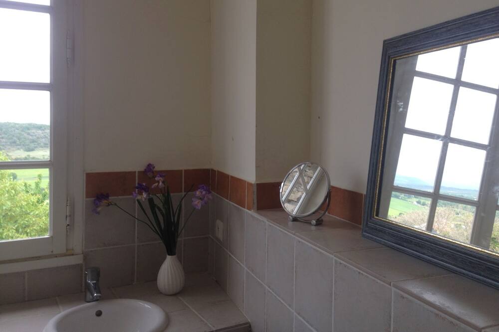 Photo of Bathroom in Saint-Michel-l'Observatoire