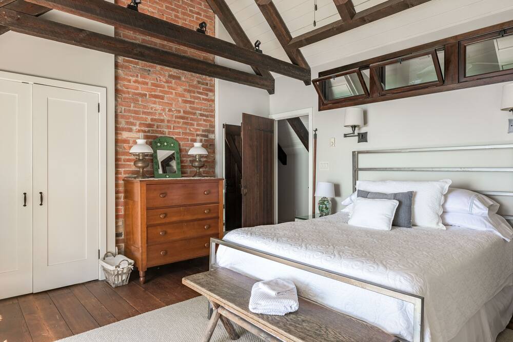Photo of Bedroom in Point Abino