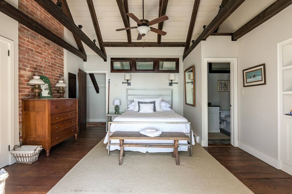 Photo of Bedroom in Point Abino