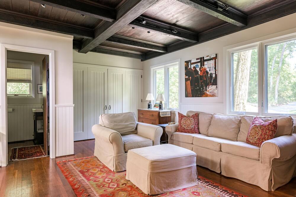 Photo of Livingroom in Point Abino