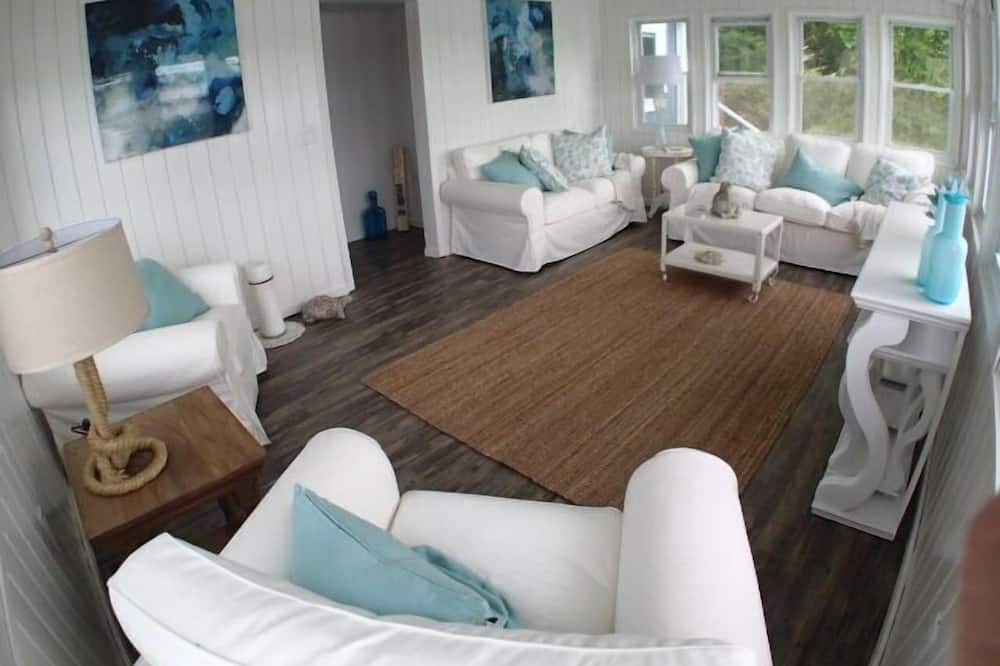 Photo of Livingroom in Saratoga Springs