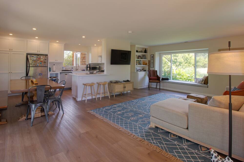 Photo of Livingroom in Anderson Valley