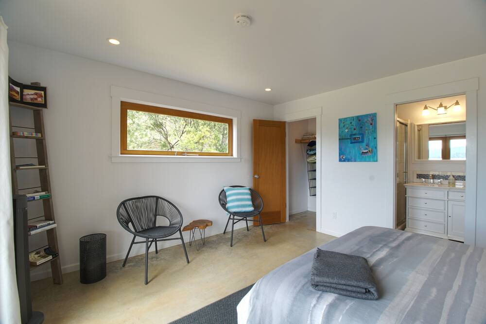 Photo of Bedroom in Anderson Valley